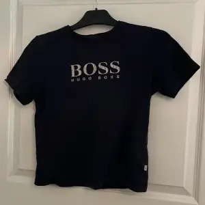 Säljer min Hugo boss t-shirt. Bra skick. Säljer pga att den är  för liten. Den ser svart ut på bilden men den är blå. 