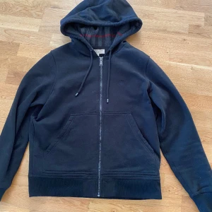 Burberry Kofta med Zip - En skön och mysig kofta från burberry. Den är använd endast vid några enstaka gånger och skicket är som ny. Skriv gärna vid funderaringar.