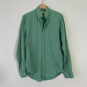 Grön skjorta från Gant i använt med fint skick. 