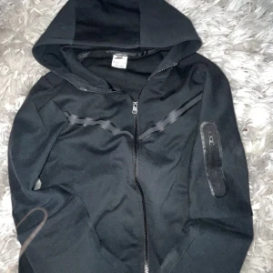 Svart nike tech - Hej ! säljer nu min svarta Nike tech. Köpte nyligen men säljer då den inte kom till andvändning. Bra skick och felfri. Pris går att diskutera tveka inte på att höra av er 🙌🏼💞