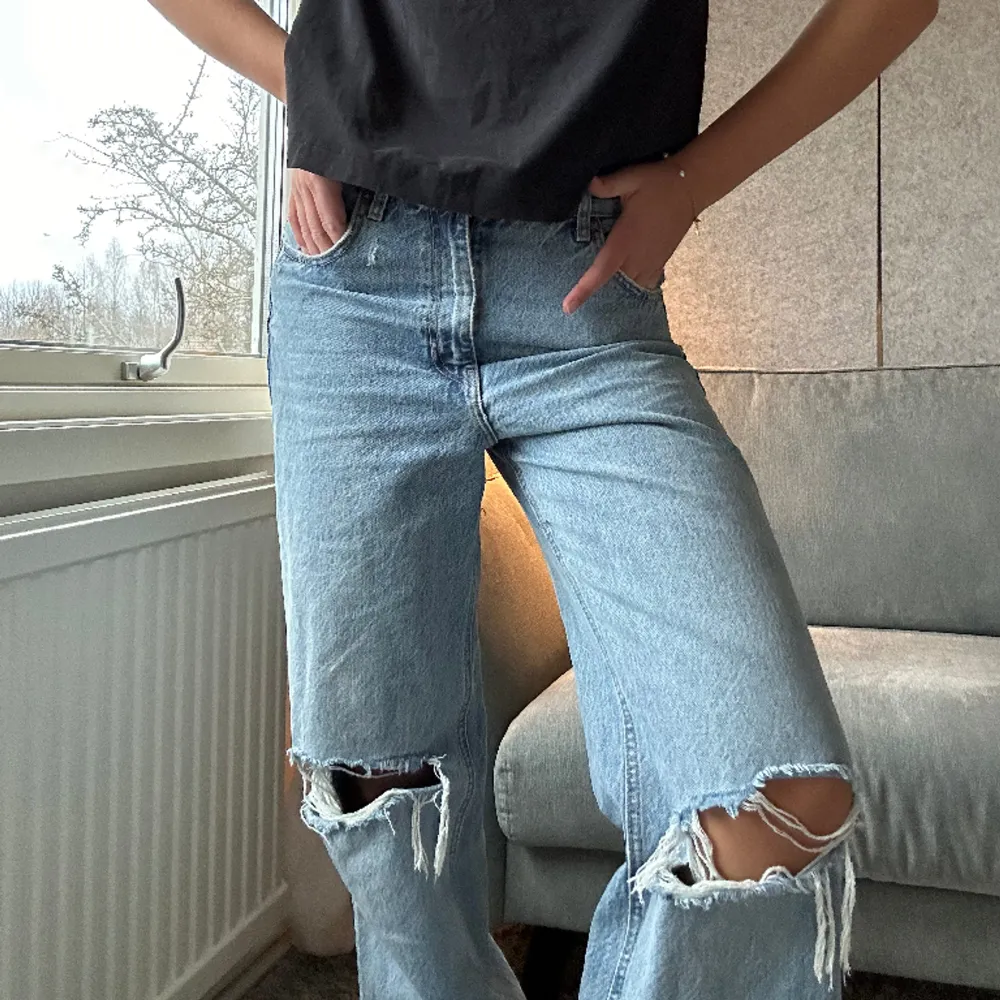 Jättesnygga loose jeans som är långa i benen. I bra skick🩵. Jeans & Byxor.