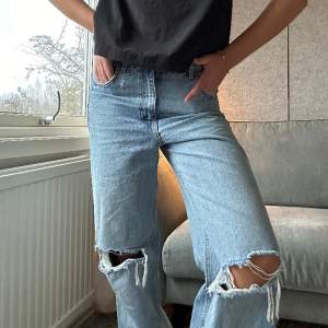 Jättesnygga loose jeans som är långa i benen. I bra skick🩵