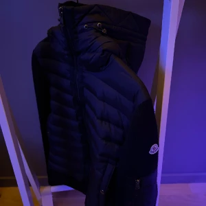 Moncler cardigan - Säljer min jacka nu i storlek S då det inte passar mig längre för ett bra pris! Först till kvarn Hör av dig om det är något du dunderar över😁