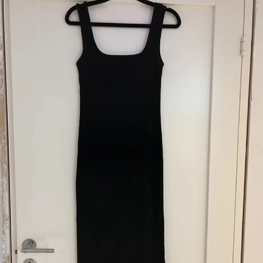 Enkel svart klänning från lager 157! Knälång,Ribbad . Klänningar.