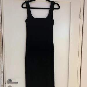 Enkel svart klänning från lager 157! Knälång,Ribbad 