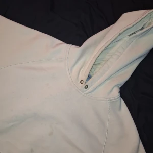 Carhartt  - En fet Carhartt hoodie. Den har 2 super små fläkar. Fråga bara om du vill ha bilder  Kan kanske tänka på att sänka pris