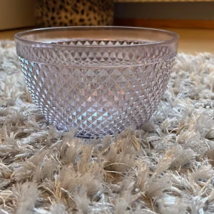 Plast skål - En genomskinlig plast skål från Ullared. Den har ett tagit mönster på sig. Har alldrig lagt något i skålen. 