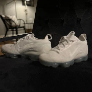 Nike vapormax  - Säljer mina vapormax för att jag har växt ur dom. Skick9,5/10  Priset är inte hugget i sten.