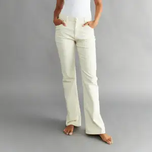 Cremevita utsvängda jeans i manchestermaterial från Gina tricot. Använda men i mycket bra skick. Mid waist och storlek 34. Inköpspris 450kr 