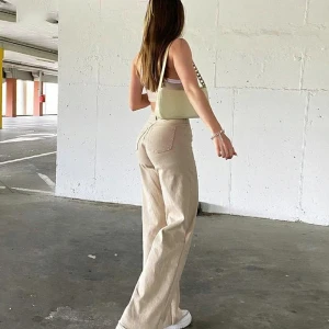 Retro Baggy Denim - Jeans i baggy passform från Ginatricot. Toppskick, inga defekter tillkommer.  Byxorna är likadana med bild 1 men i olika färger(!) Mina är khaki/beige (första bilden är vit/beige) Måtten är ungefär 67 cm i midjan och 78 cm i innerbenet.  Nypris: 499