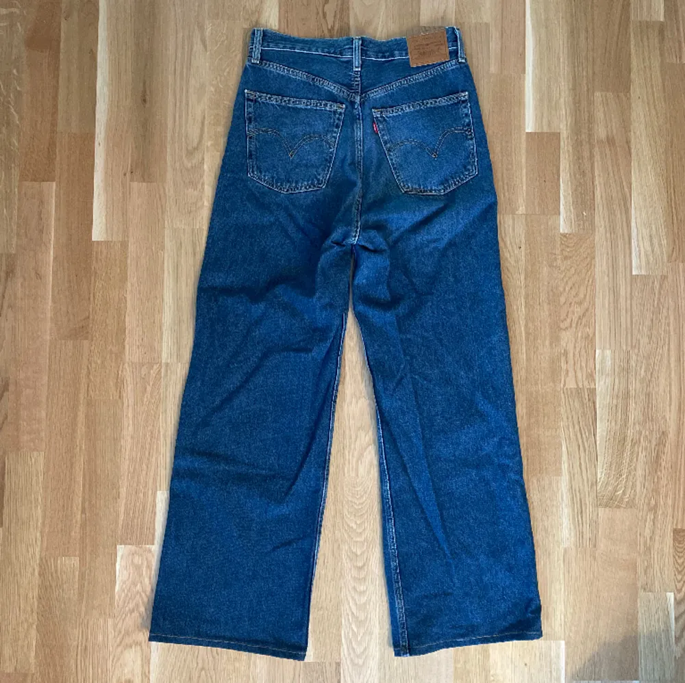 Levi’s ”high loose” jeans storlek W28 L33 men uppsydda (av Levi’s skräddare) så skulle säga L30-31.. Jeans & Byxor.
