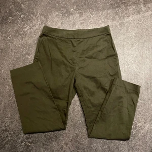 Militärgrön kostymbyxor storlek 40 - Militärgrön kostymbyxor storlek 40