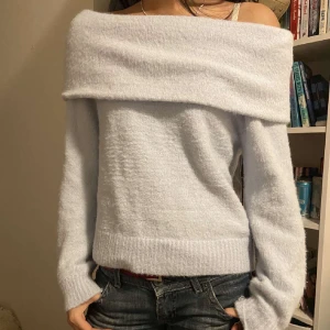 Ljusblå stickad off shoulder  - Så fin stickad off shoulder tröja som är ljusblå, köpt på vinted men aldrig använd av mig. Jätte skönt material och i så bra skick💓passar s-m 