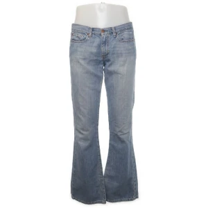 Lågmidjade jeans - Så snygga lågmidjade jeans köpta på Sellpy som inte används. Passar M/38 och lite avklippta så passar någon som är mellan 160-165.