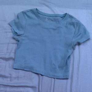 Tröja - Bra och fint skick mig tröja skulle jag mer säga att den är jätte fin men inget som jag använder mycket och den tar bara plats i garderoben 