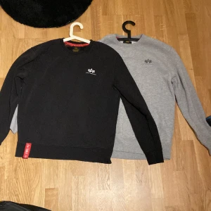 Alpha industries hoodies  - Säljer mina två alpha industries tröjor då man kan köpa båda för 400 och en för 250 dm för mer bilder. Kan frakta och mötas upp. Köpare står för frakten. Inga fläckar eller något annat på tröjorna