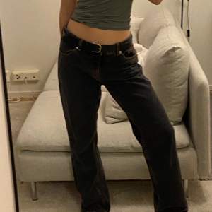 Grå/svarta jeans från hm🩷 storlek 40 så de blir lite baggy 