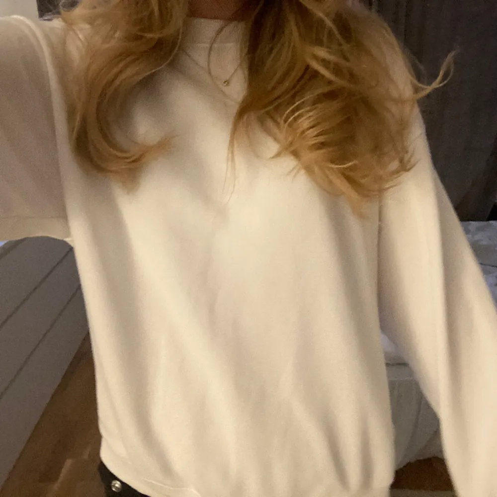 Jättefin vit sweatshirt som är perfekt passform och relativt tunn❣️ storlek xs men kan passa större också då den är lite overzised. Tröjor & Koftor.