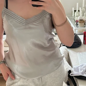 Grå/Silvrig silkeslinne - Silvrigt silkeslinne från Massimo Dutti  Storlek 38