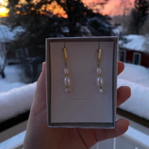 Golden tresure  - 35kr per par, rostfria stift,finns flera i lager 😊 kolla gärna in min instragram ”ebnorth” där jag främst sköter försäljningen💗 