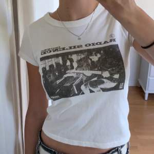 brandy melville t-shirt ”radio silence”, super fin och inga defekter🫶🏼(lånade bilder)