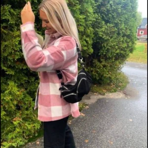 Bianca X Nelly  - Knappt använda super fin kappa/flanell jacka från biancas kollektion med Nelly 