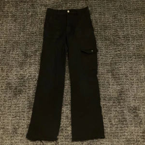 Svarta jeans - Ett par svarta jeans i storlek M från Monki. De är midwaist.  De är ett par bootcut jeans som är ganska stretchiga vid höfterna och midjan. Lite slitna är dem längst ner. Jag är 160 och de passar mig, och de passar från 160 och uppåt. 