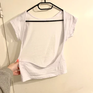 Tröja med öppen rygg - Oanvänd, inte stretchig!