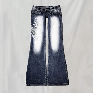 Lågmidjade jeans - Midja:81 innerben:85 Lågmidjade jeans från Crazy Age i bootcutmodell. Storlek 38, stora på mig så håller upp. Kan saknas några rhinstones men stor mängd kvar. Eventuellt ytterst smått nötta men överlag mycket bra skick!🤍