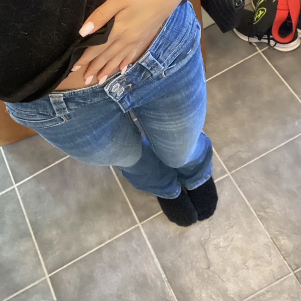 Ett par as snygga jeans från H&M🙌 Jättesköna och sitter bra. Superskick! Använda fåtal gånger💗 Strl 170, passar bra på mig som är cirka 1,60💘. Jeans & Byxor.