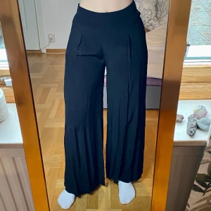 Tunn kostymbyxa - Kostymbyxa med tunnare tyg och breda ben. Dragkedja i midjan 🖤 
