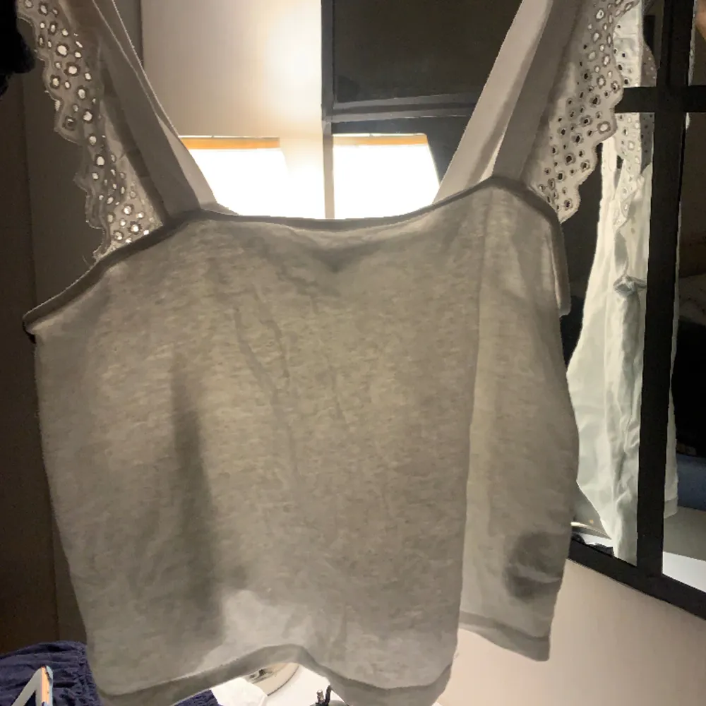 Gulligt linne från hm❤️ storlek M .kanppt använd🛍️ säljer för 40 kr + frakt🎀. Toppar.