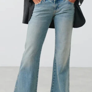 Lågmidjade blåa jeans - Säljer även mina blåa jeans ifrån Gina. Använda kanske 3 gånger men kommer inte till användning längre. Köpte de för 500 kr💓 superfina!!