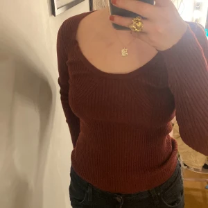 Stickad tröja ❤️ - Stickad, vinröd tröja i strl 38. Tröjan är knappt använd och är i ett bra skick! Skriv för fler bilder eller frågor!❤️