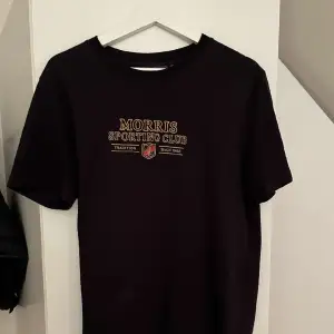Marinblå T-shirt från Morris, använd fåtal gånger. Nypris 700kr.