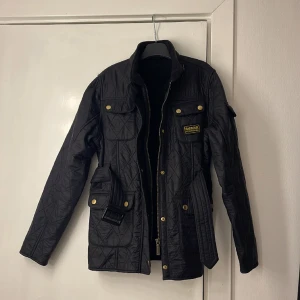 Barbour jacka  - Super fin jacka i barnstorlek xl 💕 skulle säga att den passar en xs i vanlig storlek. Väldigt fina skick