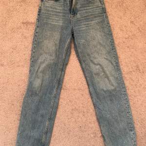 Raka jeans från Gina tricot i storlek 34, passar bra i längden på mig som är ungefär 168. 