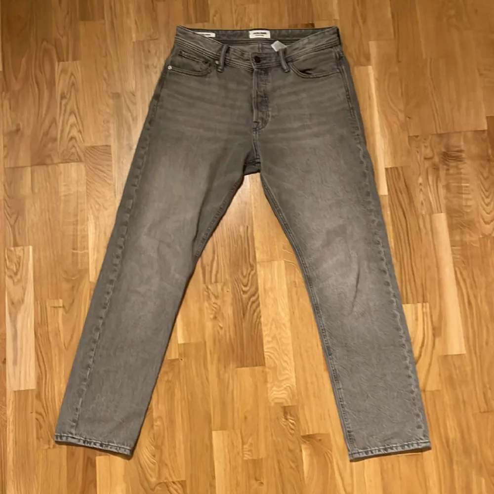 Snygga jeans från jack & jones i modellen Chris , skick = 8/10. De sitter bra på mig som är 183 cm 🙌. Hör av er vid minsta fundering eller fråga!😁. Jeans & Byxor.