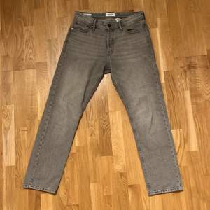 Snygga jeans från jack & jones i modellen Chris , skick = 8/10. De sitter bra på mig som är 183 cm 🙌. Hör av er vid minsta fundering eller fråga!😁