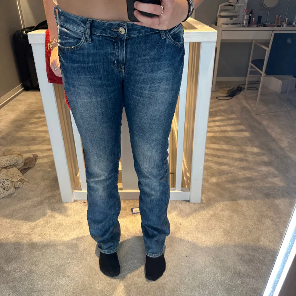 Lågmidjade jeans i storlek M❤️ är 175. Jeans & Byxor.
