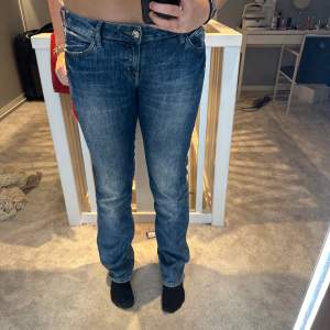 Lågmidjade jeans i storlek M❤️ är 175