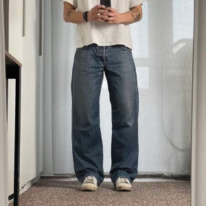 y2k wideleg jeans - Mycket bra skick med mycket bra passform, modell är 183cm lång. Priset kan diskuteras. 