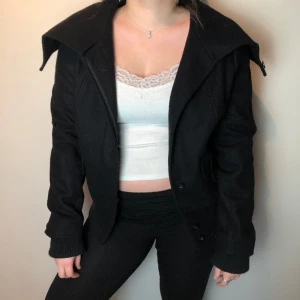 Svart kappa/jacka - Denna jackan är i material som en kappa men i en mer cool än classy modell!