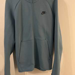 Old season Nike tech fleece baby blue size m kofta knappt använd, sällsynt köpt från reseller för 2300kr