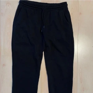 Mjukisbyxor - Svarta mjukisbyxor från h&m i storlek XS. Nyskick, säljer pga att de inte kommer till användning. Nypris 200kr. Skriv för fler bilder. Pris kan diskuteras!