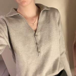 Jättefin ljusgrå tröja med glittriga knappar! Fint skick!❣️