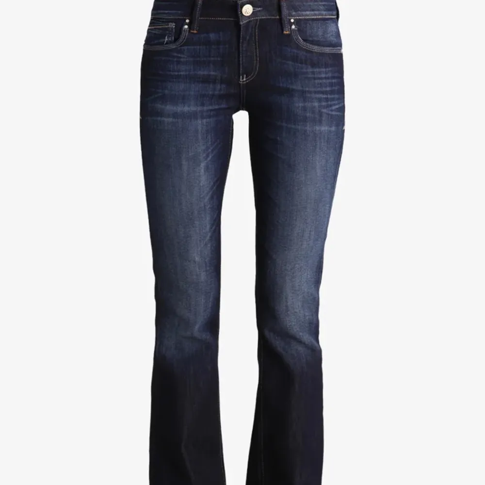 Dessa assnygga jeans från Mavi är lowaist och bootcut! Swipa för egna bilder! Innebärslängd: ca 83cm och passar mig bra som är 170💓💓. Jeans & Byxor.