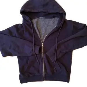 Marinblå hoodie medan zip up från brandy✌️