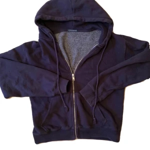 Zip up hoodie - Marinblå hoodie medan zip up från brandy✌️