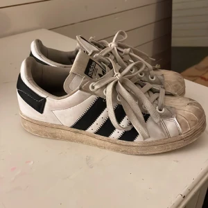 Superstars x parley - Superstars x parley skor som e ganska smutsiga men fortfarande hyfsat bra skick , ser på sista bilden att sulan är lite mörkare i modellen även .priset kan diskuteras 